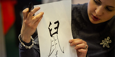 Институт Конфуция провел мастер-класс по каллиграфии