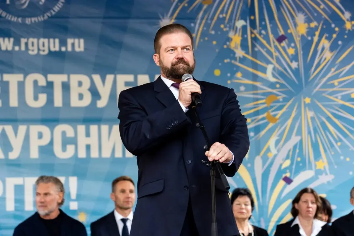 РГГУ поздравляет с днём рождения Дмитрия Боброва