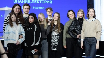 Студенты РГГУ приняли участие в мероприятии «День без фейков» на выставке «Россия» 