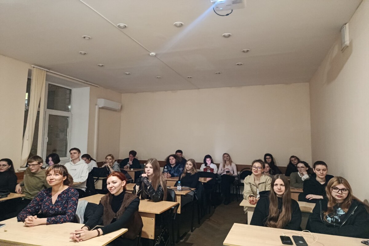 Визуальный язык рекламных роликов духов в центре внимания круглого стола факультета маркетинга и рекламы