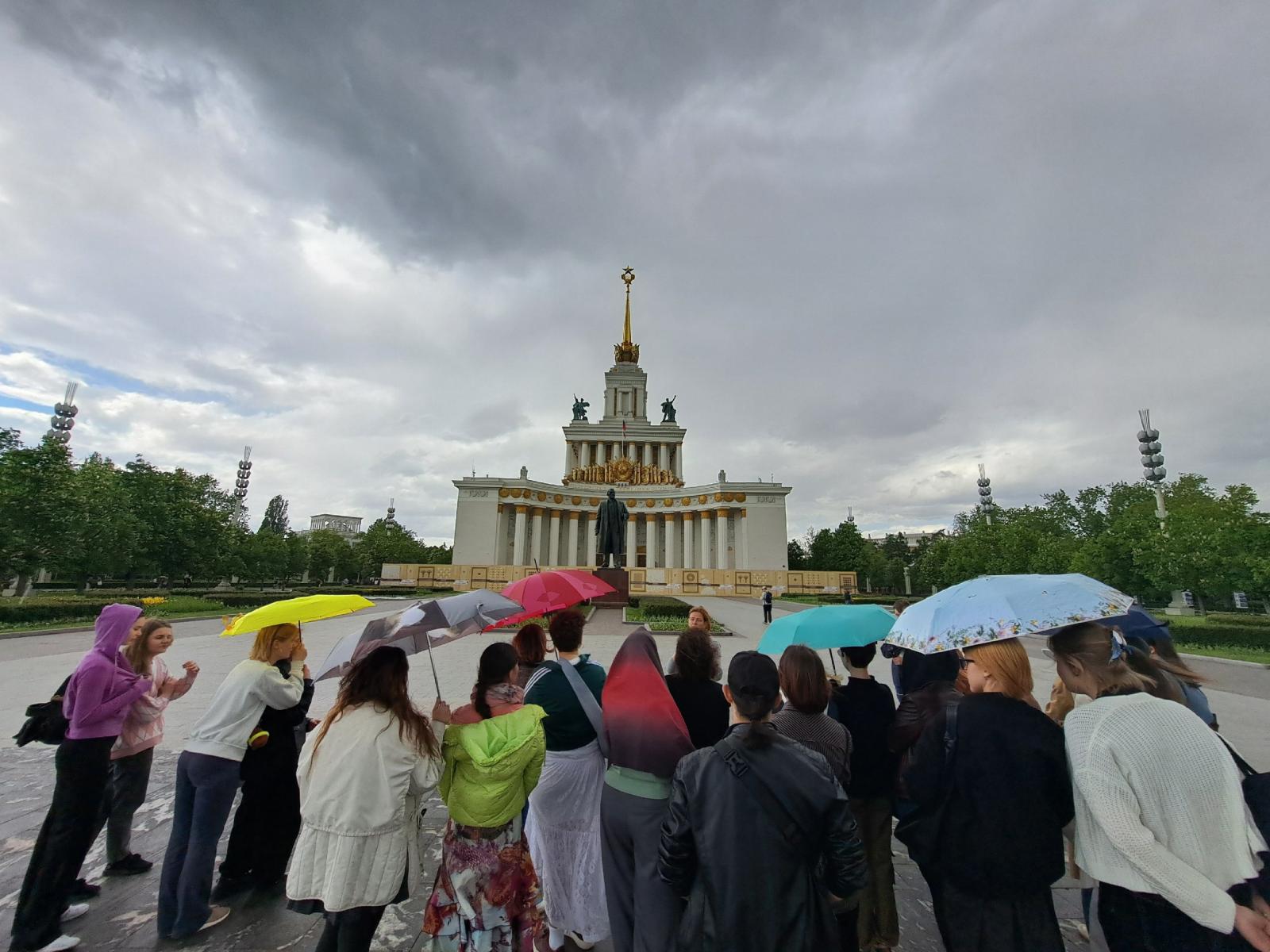 Экскурсия в главный корпус ВДНХ