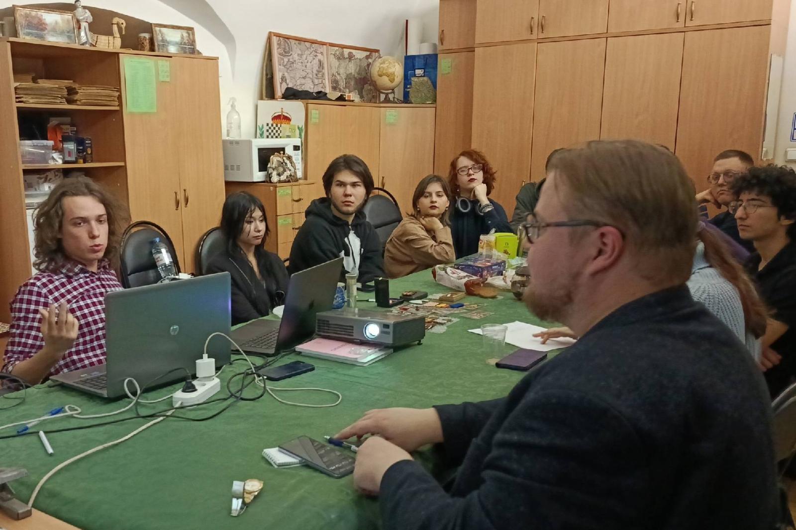 В РГГУ студенты научились определять награды на портретах