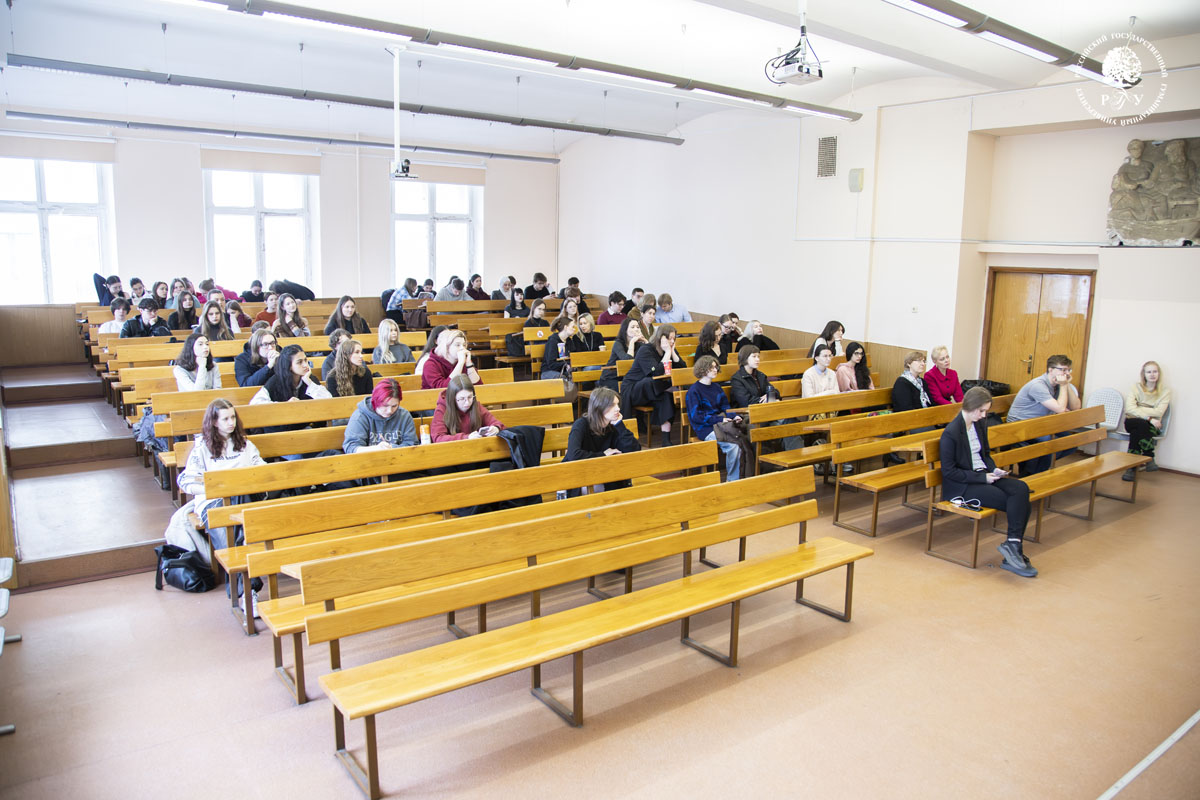 Диалог культур и вызовы ИИ: в РГГУ проходит конференция «Мост между мирами»