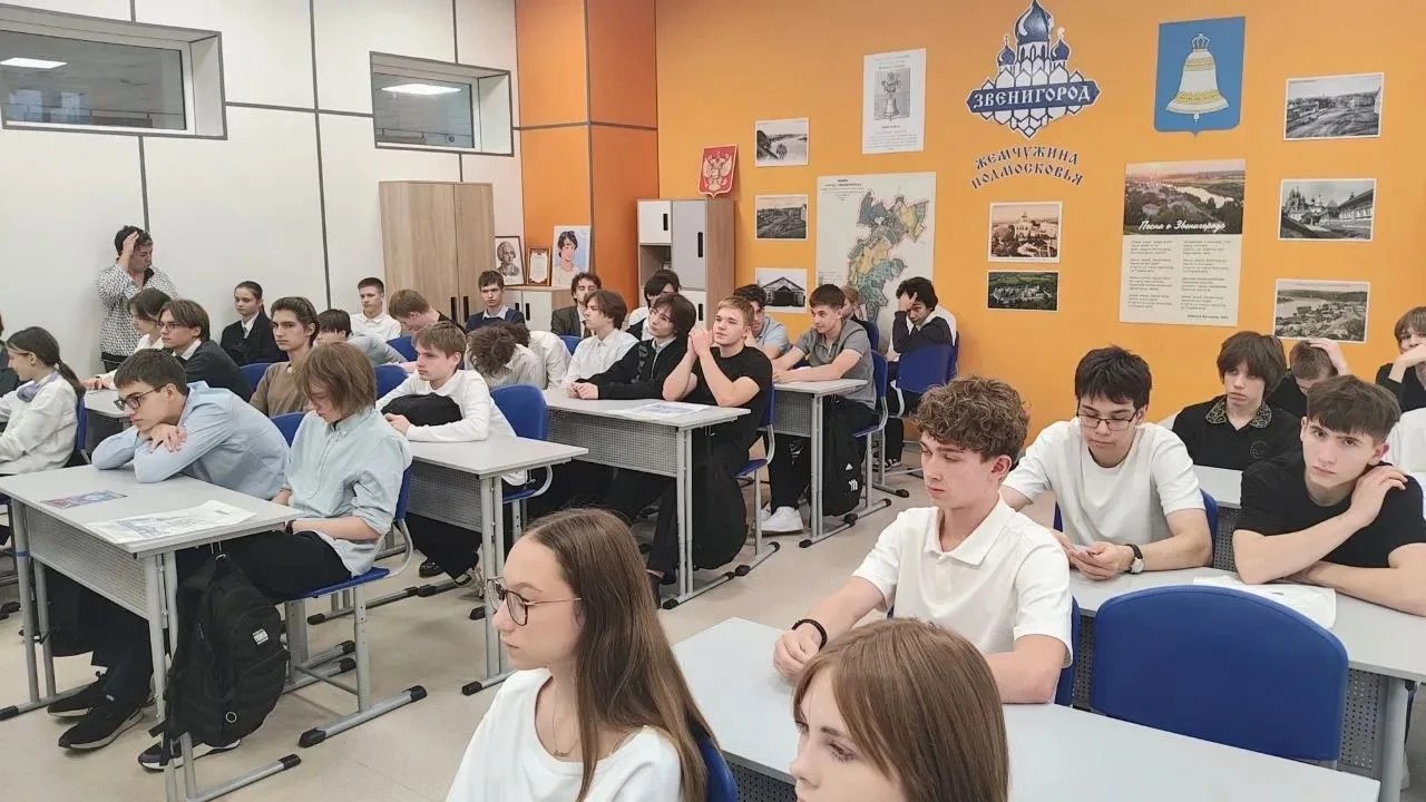 Преподаватели ИИНТБ представили альма матер для учащихся школы «КвантУм»