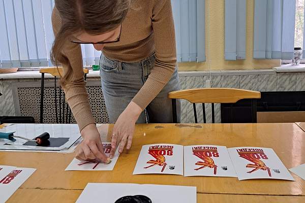 Открытки ко Дню Победы в технике линогравюры