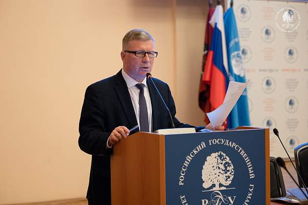 Доцент РГГУ Олег Ауров успешно защитил докторскую диссертацию