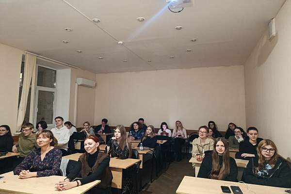 Визуальный язык рекламных роликов духов в центре внимания круглого стола факультета маркетинга и рекламы