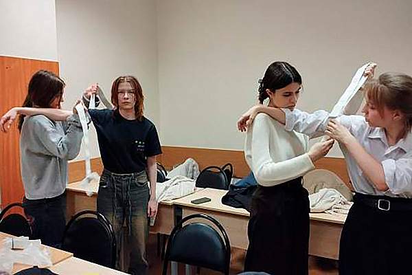 Для студентов клиников провели занятие по оказанию первой медицинской помощи 