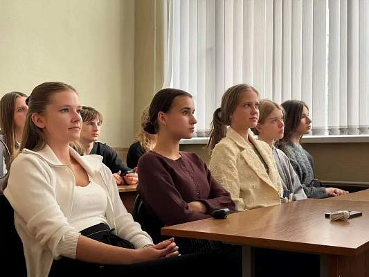 Студенты факультета медиакоммуникаций РГГУ на лекции о фактчекинге