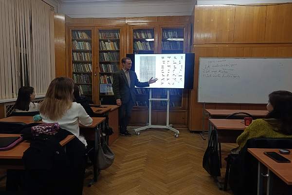 Семиотики за работой: состоялось заседание СНО «Техники исследовательского чтения и письма»