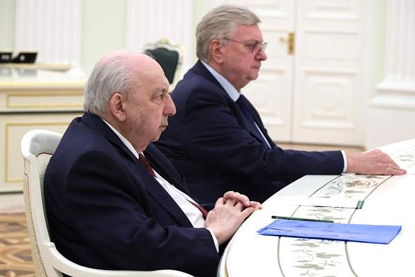 Владимир Путин назвал подготовку учебников истории чрезвычайно важной работой для сохранения национальной памяти и преемственности поколений