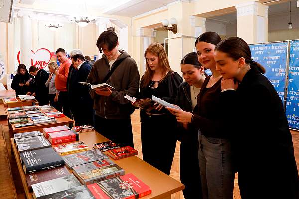 Выставка книг Института международных отношений и политических наук, приуроченная к 80-летию Победы