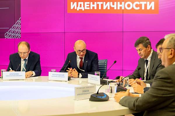 «Осознанная любовь к Родине рождается из знания её истории»: ректор РГГУ на Форуме российской идентичности