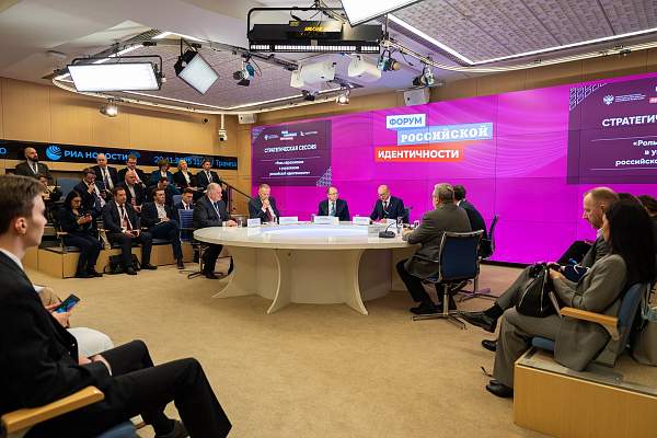 «Осознанная любовь к Родине рождается из знания её истории»: ректор РГГУ на Форуме российской идентичности