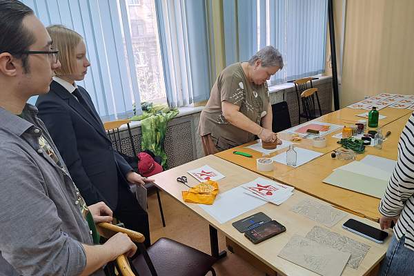 Открытки ко Дню Победы в технике линогравюры