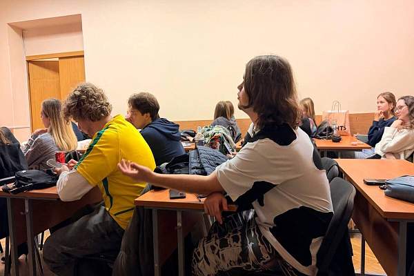 Метод деконструкции в центре внимания на заседании СНО «Техники исследовательского чтения и письма»