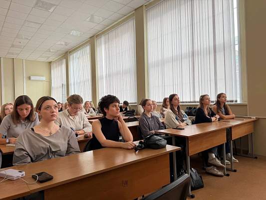 Студенты факультета медиакоммуникаций РГГУ на лекции о фактчекинге