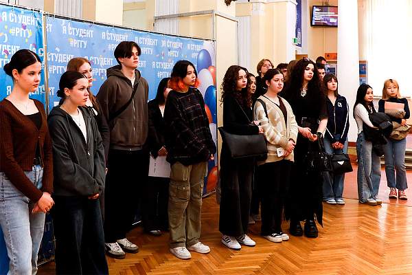 Выставка книг Института международных отношений и политических наук, приуроченная к 80-летию Победы