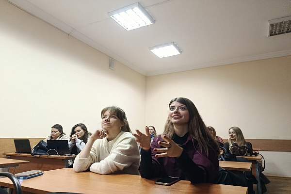 Студенты РГГУ обсудили визуальный язык книжных обложек