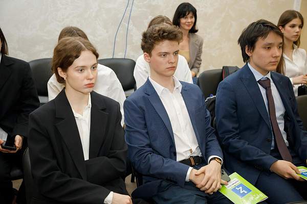 Доцент РГГУ презентовала рукопись в Общественной палате России