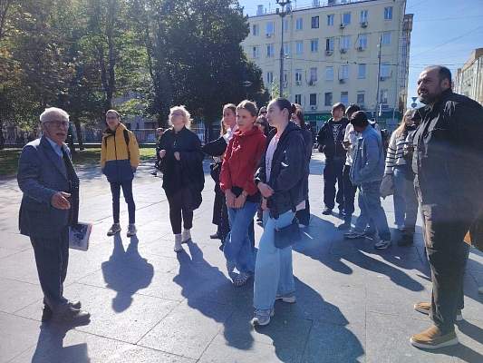 «Миусская площадь и окрестности»: на факультете маркетинга и рекламы ИСЭН состоялась очередная пешеходная экскурсия