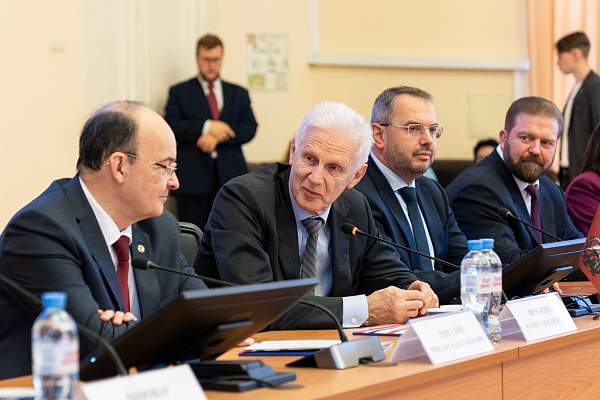 Новороссия пишет новую историю: в РГГУ подвели итоги «Азовского форума развития»
