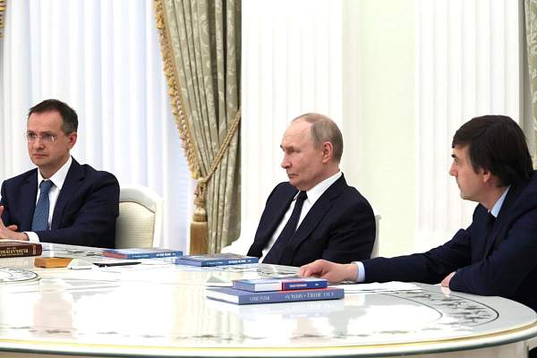 Владимир Путин назвал подготовку учебников истории чрезвычайно важной работой для сохранения национальной памяти и преемственности поколений