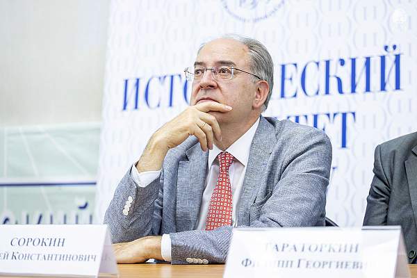 Замглавы Минобрнауки России Константин Могилевский поздравил первокурсников РГГУ с Днём знаний
