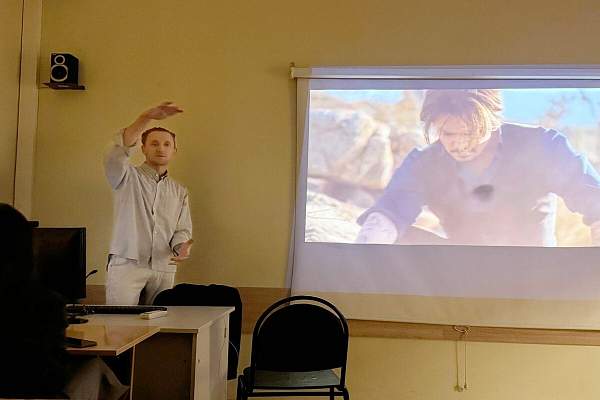 На факультете маркетинга и рекламы обсудили визуальный язык рекламных роликов духов