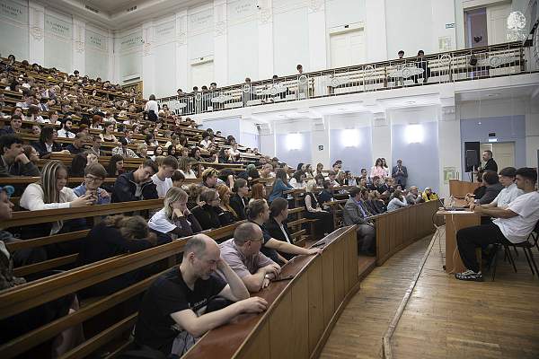 Замглавы Минобрнауки России Константин Могилевский поздравил первокурсников РГГУ с Днём знаний
