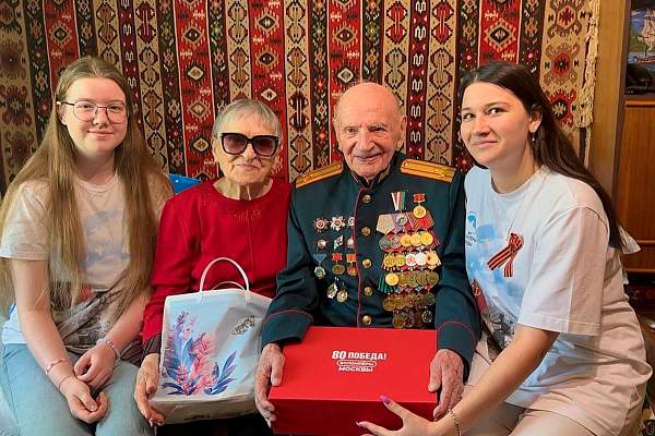 «Волонтёры Победы в РГГУ» поздравили ветерана Великой Отечественной войны 