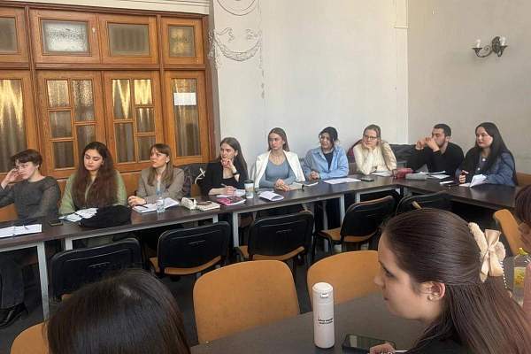 В РГГУ состоялась встреча с известным переводчиком-синхронистом 