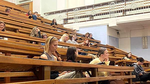 Не спасать, а быть рядом: в РГГУ обсудили духовно-нравственные основы помогающих профессий