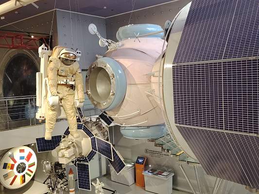 Студенты факультета маркетинга и рекламы ИСЭН посетили Музей Космонавтики на ВДНХ
