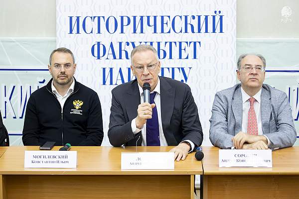Замглавы Минобрнауки России Константин Могилевский поздравил первокурсников РГГУ с Днём знаний