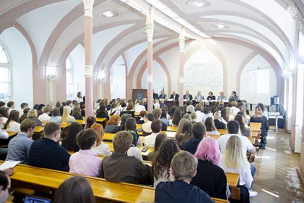 От традиций к цифровой эпохе: в ИАИ РГГУ встретили первокурсников
