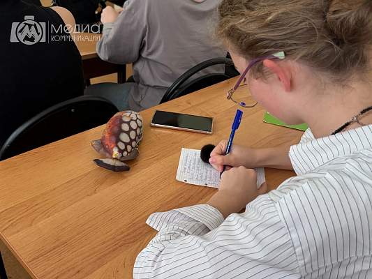 Студенты факультета медиакоммуникаций РГГУ на лекции о фактчекинге