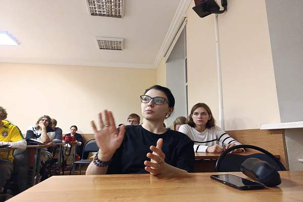 Метод деконструкции в центре внимания на заседании СНО «Техники исследовательского чтения и письма»
