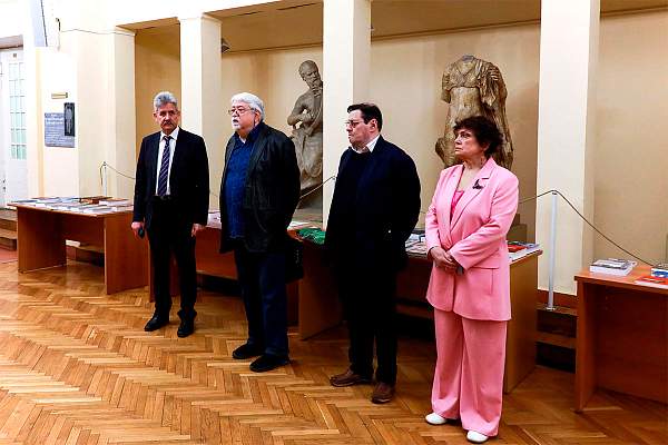 Выставка книг Института международных отношений и политических наук, приуроченная к 80-летию Победы